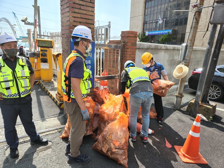 [부산=뉴시스] 한국철도 부산경남본부는 18일 부산 동구 부산역에서 '유관기관 합동 환경정화 활동'을 진행 중이다. (사진=한국철도 부산경남본부 제공) *재판매 및 DB 금지