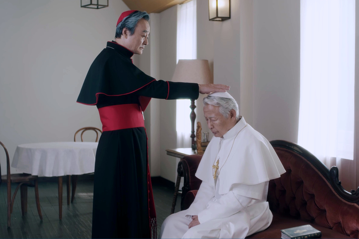 [서울=뉴시스]연극 '두 교황'에서 교황 베네딕토 16세 역의 서인석과 교황 프란치스코 역의 남명렬. (사진=에이콤 제공) 2022.08.18. photo@newsis.com *재판매 및 DB 금지