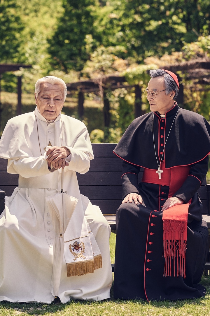 [서울=뉴시스]연극 '두 교황'에서 교황 베네딕토 16세 역의 서인석과 교황 프란치스코 역의 남명렬. (사진=에이콤 제공) 2022.08.18. photo@newsis.com *재판매 및 DB 금지