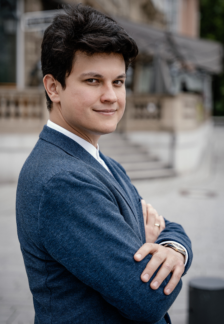 [서울=뉴시스]지휘자 아지즈 쇼하키모프. (사진=서울시향/Mischa Blank) 2022.08.18. photo@newsis.com *재판매 및 DB 금지