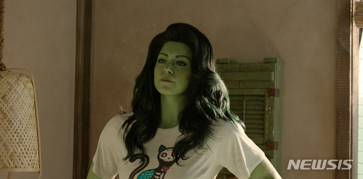 [미국=AP/뉴시스] 디즈니플러스 오리지널 시리즈 〈변호사 쉬헐크〉에서 타티아나 마슬라니(제니퍼 월터스 역)이 연기하는 장면. (디즈니플러스 제공) 2022. 08. 19.