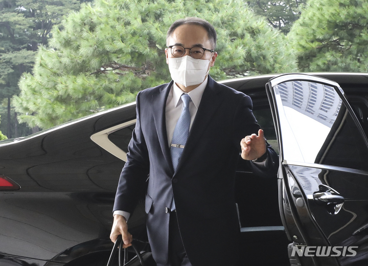 [서울=뉴시스] 김근수 기자 = 윤석열 대통령 초대 검찰총장 후보자로 이원석 대검찰청 차장검사가 유력한 가운데 18일 오전 서울 서초구 대검찰청으로 들어가고 있다. 2022.08.18. ks@newsis.com