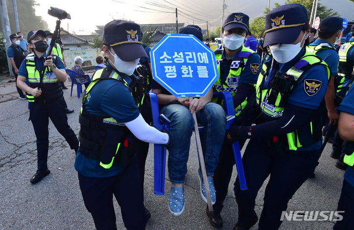 [성주=뉴시스] 이무열 기자 = 18일 오전 경북 성주군 초전면 소성리 마을회관 앞에서 사드(THAAD·고고도미사일방어체계) 기지 물자 반입에 반대하는 주민과 시민단체 회원들이 농성을 벌이다 경찰에 강제 해산 되고 있다. 2022.08.18. lmy@newsis.com