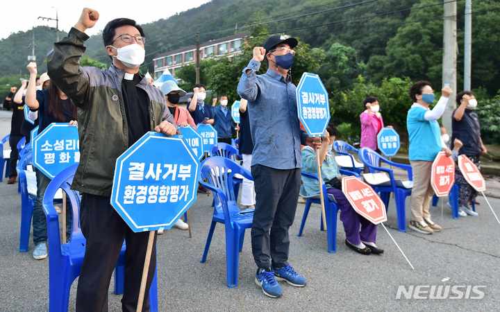 [성주=뉴시스] 이무열 기자 = 18일 오전 경북 성주군 초전면 소성리 마을회관 앞에서 사드(THAAD·고고도미사일방어체계) 기지 물자 반입에 반대하는 주민과 시민단체 회원들이 집회를 열고 있다. 2022.08.18. lmy@newsis.com