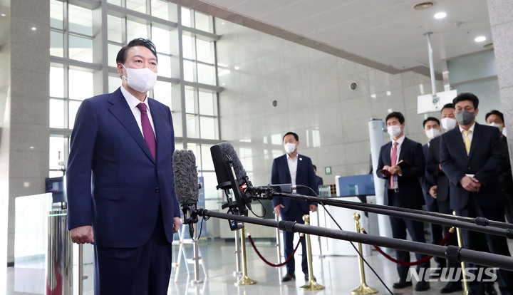 [서울=뉴시스] 홍효식 기자 = 윤석열 대통령이 18일 서울 용산 대통령실 청사로 출근하며 취재진 질문에 답하고 있다. 2022.08.18. yesphoto@newsis.com