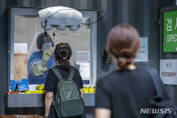 [서울=뉴시스] 정병혁 기자 = 지난 18일 오전 서울 용산구보건소를 찾은 시민들이 검사를 받고 있다. 2022.08.18. jhope@newsis.com