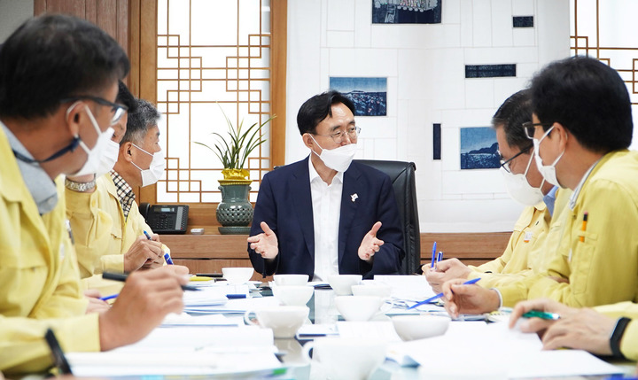 [나주=뉴시스] 윤병태 전남 나주시장이 주간 주요 현안업무회의를 주재하고 있다. (사진=나주시 제공) 2022.08.18. phoro@newsis.com *재판매 및 DB 금지