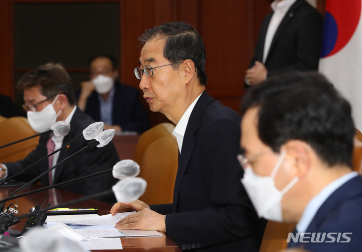 [서울=뉴시스] 배훈식 기자 = 한덕수 국무총리가 18일 오전 서울 종로구 정부서울청사에서 열린 국정현안점검조정회의에 참석해 발언하고 있다. 이날 회의에서 과학기술정보통신부는 클라우드 보안인증 등급제 도입 등을 포함한 ‘정보보호 규제개선 추진상황 및 계획’을 발표했다. 2022.08.18. dahora83@newsis.com