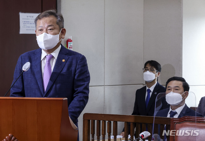[서울=뉴시스] 전진환 기자 = 이상민 행정안전부 장관이 18일 서울 여의도 국회 행정안전위원회 전체회의에 출석해 인사말을 하고 있다. 오른쪽은 김순호 경찰국장. (공동취재사진) 2022.08.18. photo@newsis.com