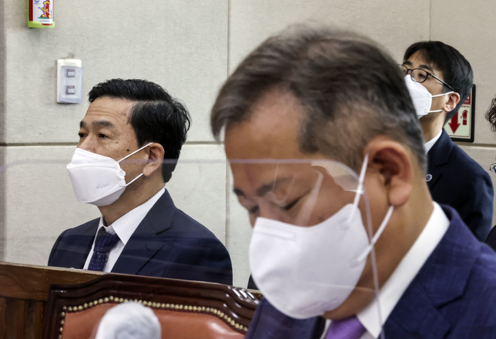 [서울=뉴시스] 전진환 기자 = 김순호 행정안전부 경찰국장이 18일 서울 여의도 국회 행정안전위원회 전체회의에 출석해 자리하고 있다. 오른쪽은 이상민 행정안전부장관. (공동취재사진) 2022.08.18. photo@newsis.com