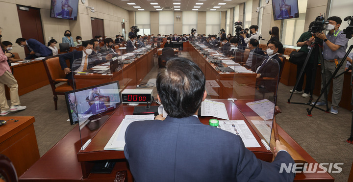 [서울=뉴시스] 전진환 기자 = 18일 서울 여의도 국회에서 열린 행정안전위원회 전체회의에서 이채익 위원장이 의사봉을 두드리고 있다. (공동취재사진) 2022.08.18. photo@newsis.com