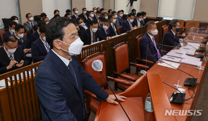 [서울=뉴시스] 고범준 기자 = 김순호 행정안전부 경찰국장이 18일 서울 여의도 국회에서 열린 행정안전위원회 전체회의에서 의원들의 질의에 답변하고 있다. (공동취재사진) 2022.08.18. photo@newsis.com