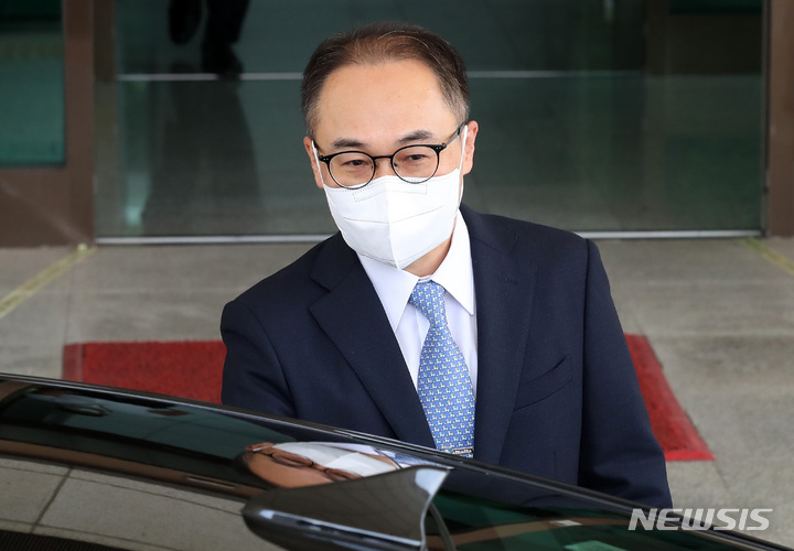 [서울=뉴시스] 이영환 기자 = 이원석 대검찰청 차장검사가 18일 오전 서울 서초구 대검찰청을 나서며 차량에 탑승하고 있다. 이원석 차장검사는 윤석열 대통령이 새 정부 초대 검찰총장 후보자로 지명됐다. 2022.08.18. 20hwan@newsis.com