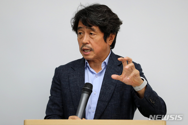 [서울=뉴시스] 백동현 기자 = 미래노동시장 연구회 좌장 권순원 교수가 18일 오전 서울 중구 모임공간 상연재에서 미래노동시장 연구회 발족 한달을 맞아 그간 논의사항과 향후 운영계획에 대해 취재진에게 설명하고 있다. 2022.08.18. livertrent@newsis.com