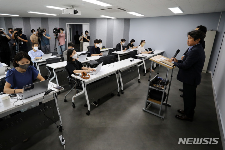 [서울=뉴시스] 백동현 기자 = 미래노동시장 연구회 좌장 권순원 교수가 18일 오전 서울 중구 모임공간 상연재에서 미래노동시장 연구회 발족 한달을 맞아 그간 논의사항과 향후 운영계획에 대해 취재진에게 설명하고 있다. 2022.08.18. livertrent@newsis.com