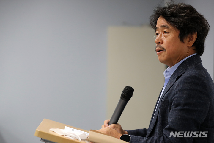 [서울=뉴시스] 백동현 기자 = 미래노동시장 연구회 좌장 권순원 교수가 지난 8월18일 오전 서울 중구 모임공간 상연재에서 미래노동시장 연구회 발족 한달을 맞아 그간 논의사항과 향후 운영계획에 대해 취재진에게 설명하고 있다. 2022.08.18. livertrent@newsis.com