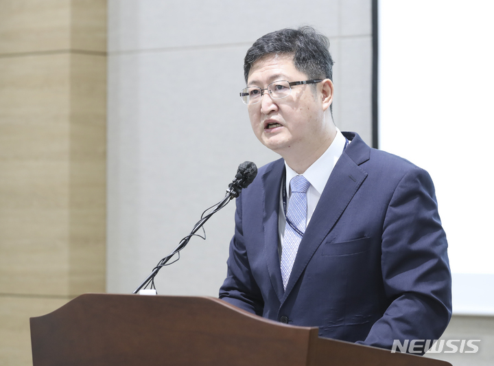 [과천=뉴시스] 김근수 기자 = 김중열 고위공직자 범죄수사처 기획조정관이 18일 오전 과천 정부청사에서 열린 고위공직자 범죄수사처 CI 및 슬로건 공개 브리핑에서 CI와 슬로건 의미를 설명하고 있다. 2022.08.18. ks@newsis.com