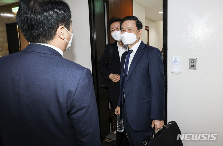 [서울=뉴시스] 전진환 기자 = 김순호 행정안전부 경찰국장이 18일 서울 여의도 국회에서 열린 국회 행정안전위원회 전체회의에 출석하고 있다. (공동취재사진) 2022.08.18. photo@newsis.com