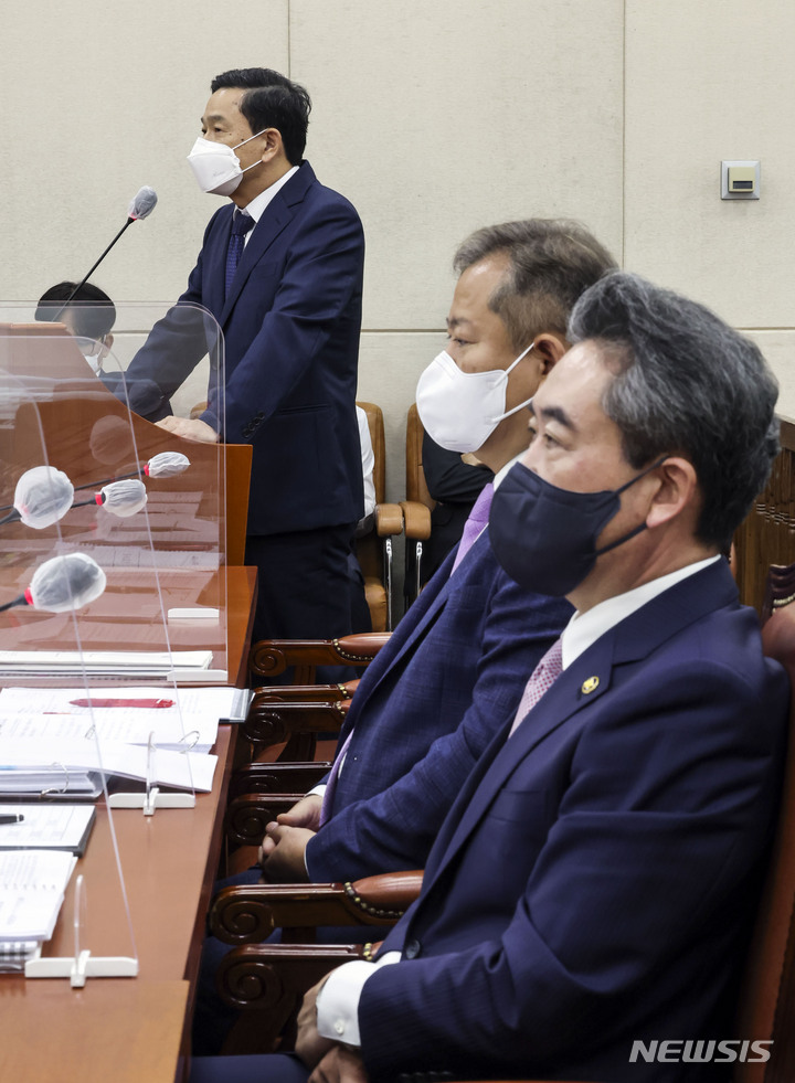 [서울=뉴시스] 전진환 기자 = 김순호 행정안전부 경찰국장이 18일 서울 여의도 국회에서 열린 국회 행정안전위원회 전체회의에서 의원의 질의에 답변을 하고 있다. (공동취재사진) 2022.08.18. photo@newsis.com