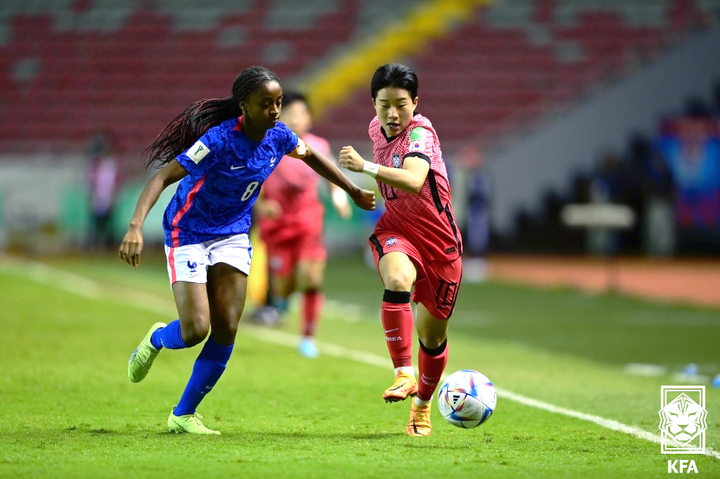 [서울=뉴시스] 18일(현지시간) 코스타리카 산호세 국립경기장에서 열린 2022 FIFA U-20 여자월드컵 여자대표팀 조별리그 3차전 한국과 프랑스 경기에서 천가람이 프랑스 수비를 제치고 있다. (사진=대한축구협회 제공) 2022.08.18. photo@newsis.com *재판매 및 DB 금지