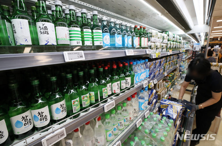 '뜨거워지는 3조 소주시장'…희석·증류식 신제품 쏟아진다