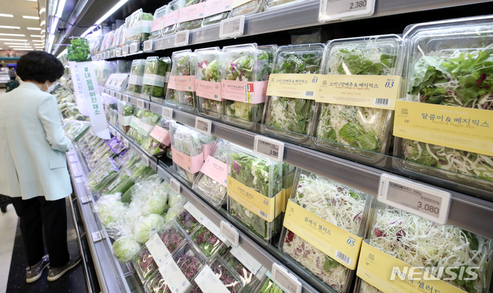 [서울=뉴시스] 조성우 기자 = 서울 시내 한 대형마트에서 고객이 완제품 샐러드를 고르고 있다. 2022.08.18. xconfind@newsis.com