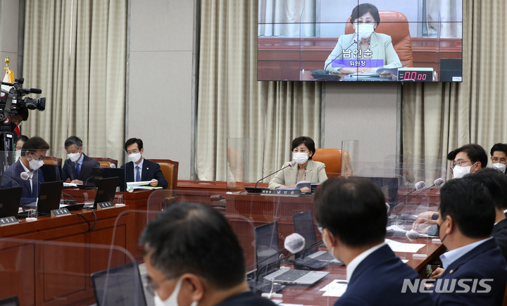 [서울=뉴시스] 고범준 기자 = 남인순 국회 정치개혁특별위원장이 18일 서울 여의도 국회에서 열린 정치개혁특별위원회 전체회의를 주재하고 있다. (공동취재사진) 2022.08.18. photo@newsis.com