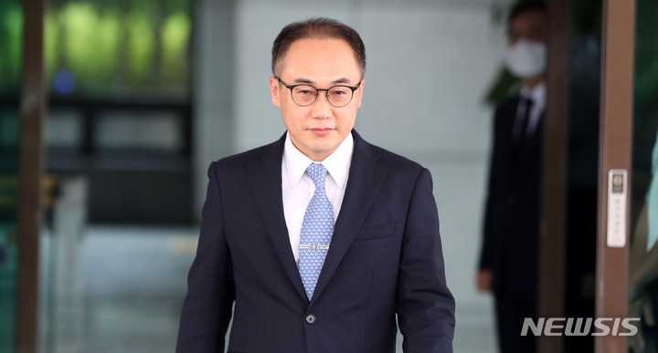 [서울=뉴시스] 추상철 기자 = 이원석 검찰총장 후보자가 18일 오후 서울 서초구 대검찰청에서 입장 발표를 위해 취재진 앞에 서고 있다. 2022.08.18. scchoo@newsis.com