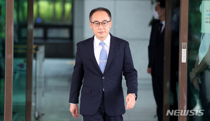 [서울=뉴시스] 추상철 기자 = 이원석 검찰총장 후보자가 18일 오후 서울 서초구 대검찰청에서 입장 발표를 위해 취재진 앞에 서고 있다. 2022.08.18. scchoo@newsis.com