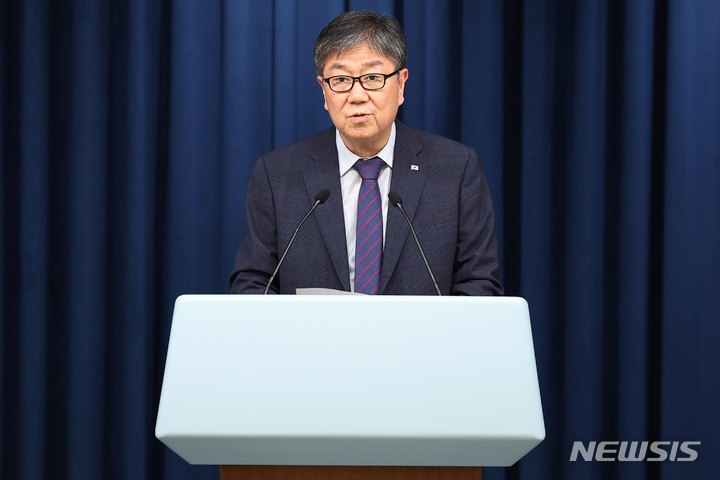 [서울=뉴시스] 김대기 대통령 비서실장이 18일 서울 용산 대통령실 브리핑룸에서 인사 관련 브리핑을 하고 있다. 2022.08.18. photo@newsis.com