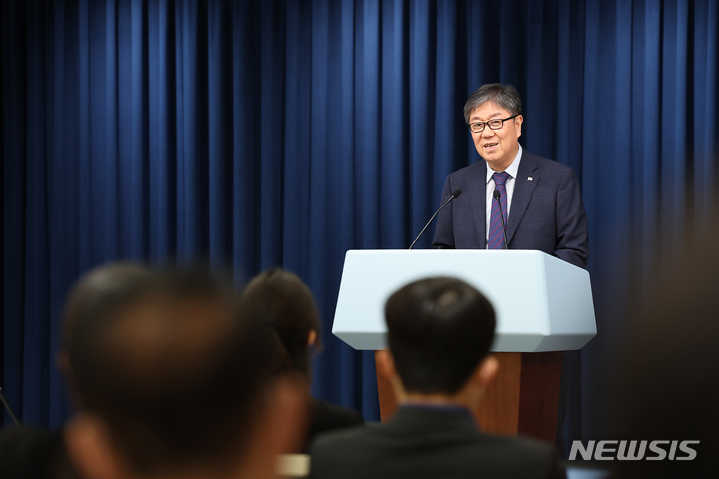 [서울=뉴시스] 김대기 대통령 비서실장이 18일 서울 용산 대통령실 브리핑룸에서 인사 관련 브리핑을 하고 있다. 2022.08.18. photo@newsis.com