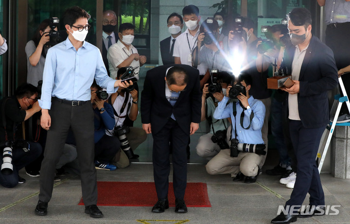 [서울=뉴시스] 추상철 기자 = 이원석 검찰총장 후보자가 18일 오후 서울 서초구 대검찰청에서 입장을 발표한 후 인사하고 있다. 2022.08.18. scchoo@newsis.com