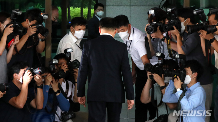 [서울=뉴시스] 추상철 기자 = 이원석 검찰총장 후보자가 18일 오후 서울 서초구 대검찰청에서 입장을 발표한 후 청사로 들어서고 있다. 2022.08.18. scchoo@newsis.com