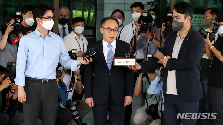 [서울=뉴시스] 추상철 기자 = 이원석 검찰총장 후보자가 18일 오후 서울 서초구 대검찰청에서 입장을 발표한 후 청사로 들어서고 있다. 2022.08.18. scchoo@newsis.com