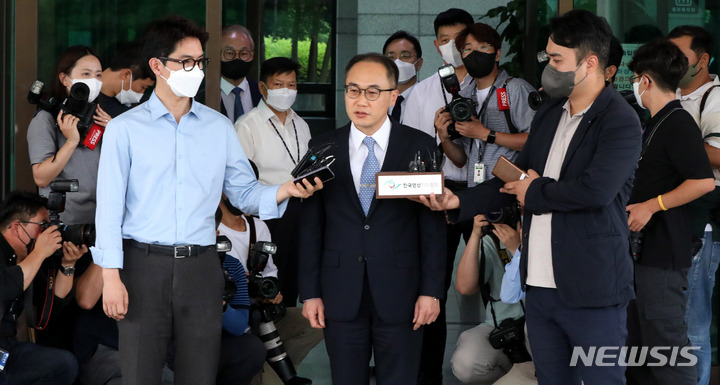 [서울=뉴시스] 추상철 기자 = 이원석 검찰총장 후보자가 18일 오후 서울 서초구 대검찰청에서 입장을 발표하고 있다. 2022.08.18. scchoo@newsis.com