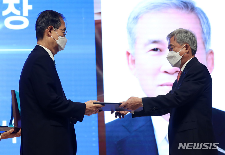 [서울=뉴시스] 이영환 기자 = 한덕수(왼쪽) 국무총리가 18일 오후 서울 강남구 건설회관에서 열린 2022 건설의 날 행사에 참석해 이상일 정도 대표이사에게 금탑 산업훈장을 수여하고 있다. 2022.08.18. 20hwan@newsis.com