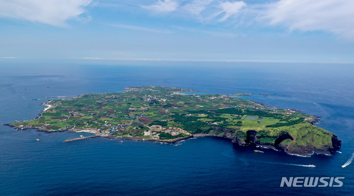 [제주=뉴시스] 우장호 기자 = 섬속의 섬 제주 우도가 푸른빛을 발하며 아름다운 광경을 선보이고 있다. (사진=뉴시스DB) woo1223@newsis.com