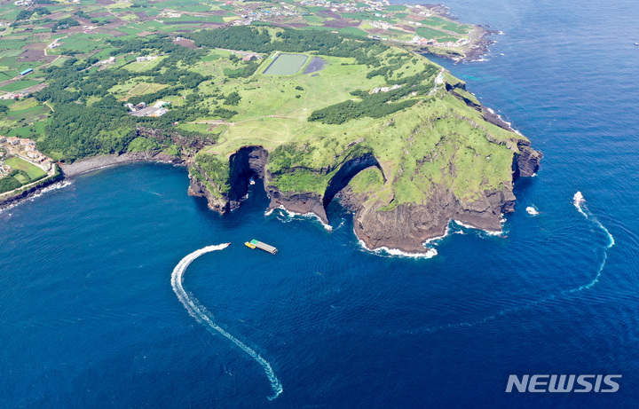 [제주=뉴시스] 우장호 기자 = 제주시 우도면 연평리 우도봉과 인근 해상이 푸른빛을 발하며 아름다운 광경을 선보이고 있다. (사진=뉴시스DB) woo1223@newsis.com