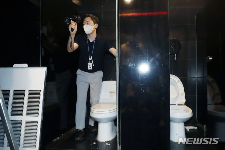 [서울=뉴시스] 최동준 기자 = '홍대클럽 종합 안전컨설팅'이 열린 지난 18일 서울 홍대의 한 클럽 화장실에서 마포경찰서 대원이 불법촬영장비 설치여부 점검을 하고 있다. 마포구는 홍대클럽 활성화로 이용객 등 시민안전 확보가 중요해짐에 따라 범죄, 위생, 소방, 전기 분야 민관합동으로 클럽 안전 강화방안 컨설팅을 진행했다. 2022.08.19. photocdj@newsis.com