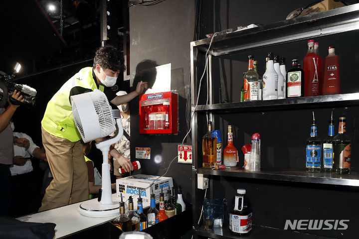 [서울=뉴시스] 최동준 기자 = '홍대클럽 종합 안전컨설팅'이 열린 지난 18일 서울 홍대의 한 클럽에서 민관합동 관계자들이 소방안전관리 점검을 하고 있다. 마포구는 홍대클럽 활성화로 이용객 등 시민안전 확보가 중요해짐에 따라 범죄, 위생, 소방, 전기 분야 민관합동으로 클럽 안전 강화방안 컨설팅을 진행했다. 2022.08.19. photocdj@newsis.com