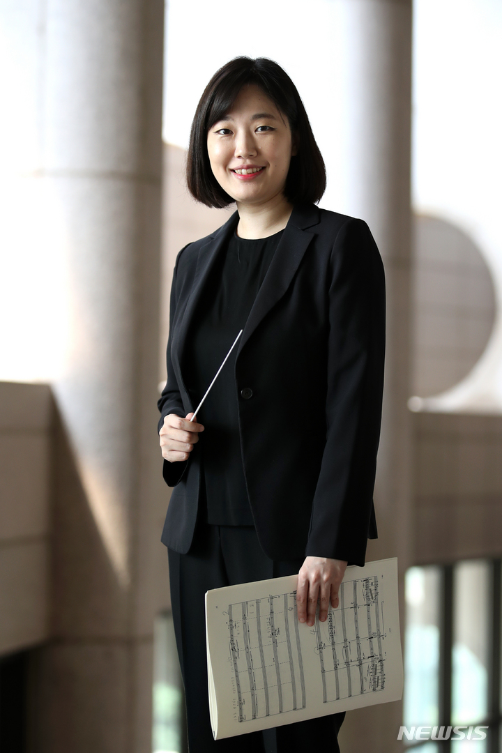 [서울=뉴시스] 박진희 기자 = 김유원 지휘자가 지난 18일 서울 서초구 예술의 전당에서 뉴시스 인터뷰를 마치고 포즈를 취하고 있다. 28대1 경쟁률을 뚫고 최종 선발된 김유원 지휘자는 예술의전당이 오는 8월24일부터 28일까지 개최하는 '2022 예술의전당 여름음악축제' 개막식과 폐막식 무대의 지휘봉을 잡는다. 2022.08.20. pak7130@newsis.com