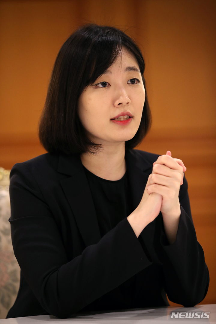 [서울=뉴시스] 박진희 기자 = 김유원 지휘자가 지난 18일 서울 서초구 예술의 전당에서 뉴시스와 인터뷰 하고 있다. 28대1 경쟁률을 뚫고 최종 선발된 김유원 지휘자는 예술의전당이 오는 8월24일부터 28일까지 개최하는 '2022 예술의전당 여름음악축제' 개막식과 폐막식 무대의 지휘봉을 잡는다. 2022.08.20. pak7130@newsis.com