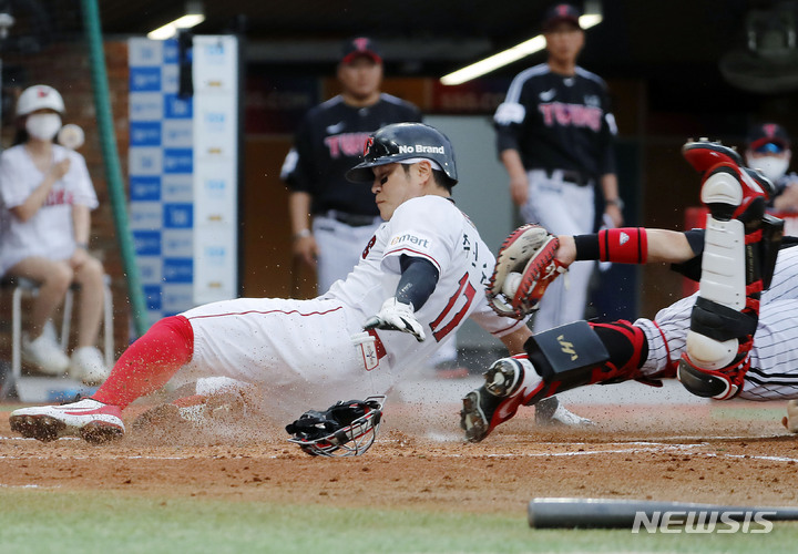 [인천=뉴시스] 최동준 기자 = 18일 인천 문학동 SSG 랜더스필드에서 열린 2022 KBO 리그 SSG 랜더스 대 LG 트윈스의 경기, 1회말 무사 1, 3루 상황 SSG 추신수가 최정의 내야 땅볼 때 홈으로 쇄도하다 태그아웃 되고 있다. 2022.08.18. photocdj@newsis.com