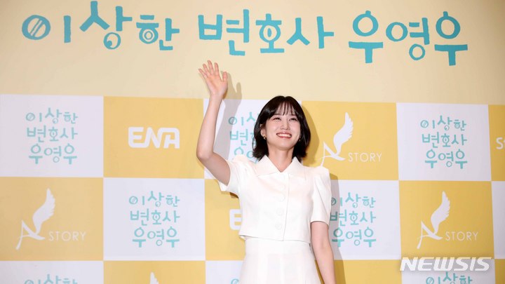 [서울=뉴시스] 김선웅 기자 = 배우 박은빈이 18일 서울 용산 CGV 용산점에서 열린 ENA 드라마 '이상한 변호사 우영우' 마지막회 단체관람 이벤트에 참석해 포토타임을 갖고 있다. 2022.08.18. mangusta@newsis.com