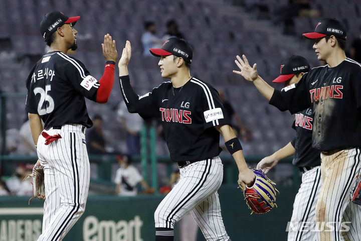 [인천=뉴시스] 최동준 기자 = 18일 인천 문학동 SSG 랜더스필드에서 열린 2022 KBO 리그 SSG 랜더스 대 LG 트윈스의 경기, LG가 8:4로 승리했다. 가르시아가 동료들과 하이파이브하고 있다. 2022.08.18. photocdj@newsis.com