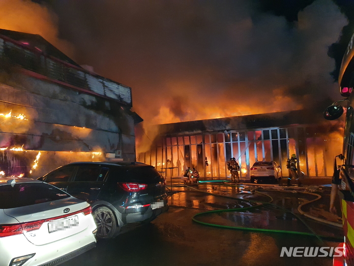 [제주=뉴시스] 제주시 노형동 소재 공업사에서 화재가 발생해 소방당국이 진화하고 있다. 제주소방안전본부. 2022.08.19. photo@newsis.com