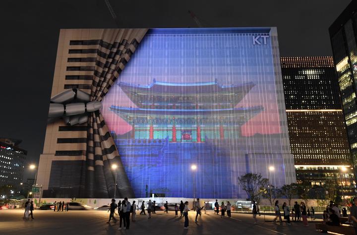[서울=뉴시스] 서울시가 광화문광장 내 인생샷 명소로 소개한 8곳 중 미디어파사드의 모습. (사진=서울시 제공) 2022.08.19. photo@newsis.com *재판매 및 DB 금지