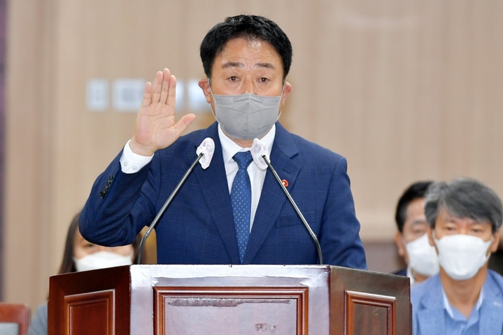 [제주=뉴시스] 양영전 기자 = 이종우 서귀포시장 지명자가 19일 오전 열린 제주도의회 행정시장 인사청문특별위원회에서 선서하고 있다. (사진=제주도의회 제공) 2022.08.19. photo@newsis.com *재판매 및 DB 금지