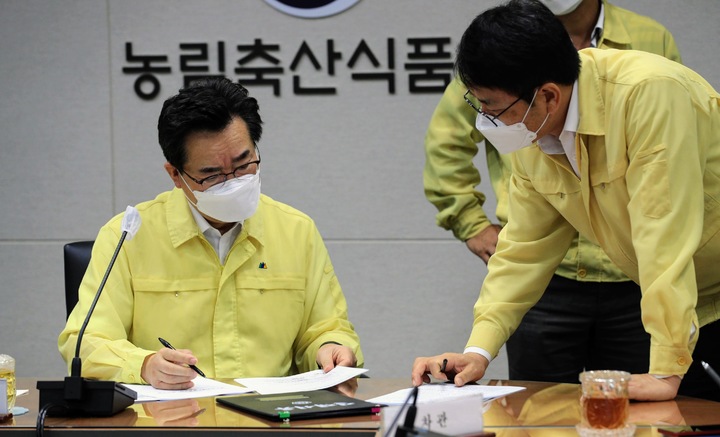 [세종=뉴시스] 아프리카돼지열병 중앙사고수습본부장인 정황근 농림축산식품부 장관이 19일 아프리카돼지열병(ASF) 긴급 방역 상황회의를 하고 있다. (사진=농식품부 제공) *재판매 및 DB 금지