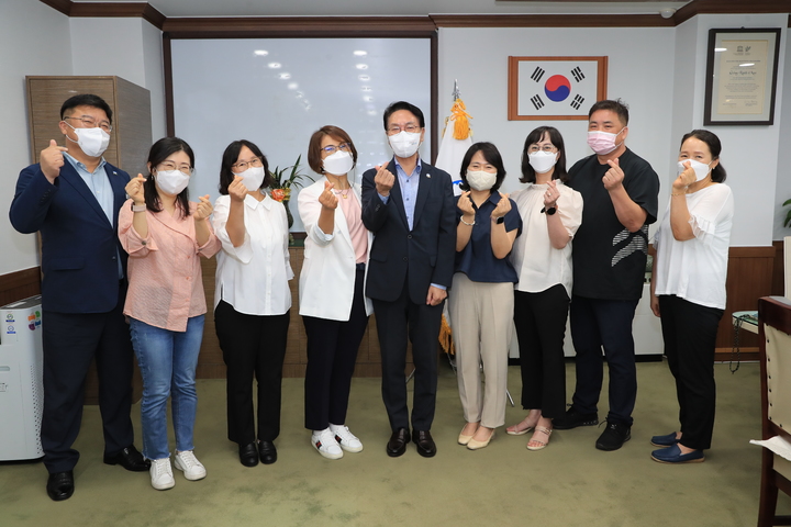 심덕섭 고창군수(왼쪽 다섯번째)와 고창군지역아동센터연합회 관계자들이 간담회 후 기념사진을 찍고 있다. *재판매 및 DB 금지